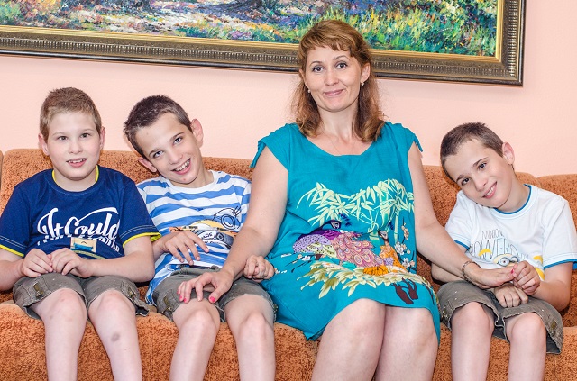 Лучшим новогодним подарком для братьев-тройняшек может стать лечение в московском ИМТ