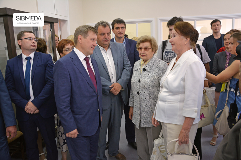Анатолий Локоть на открытии аптечного музея Sibmeda